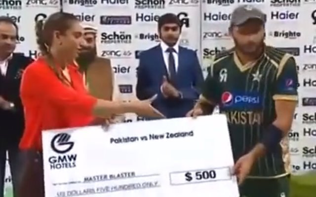 Shahid-Afridi-denying-handshake-with-a-girl-in-UAE-2014-during-presentation-ceremony