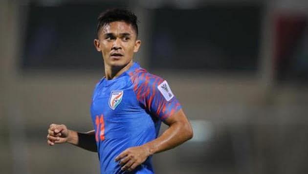 West Bengal Governer Pushes away Sunil Chhetri during trophy-presentation ceremony
