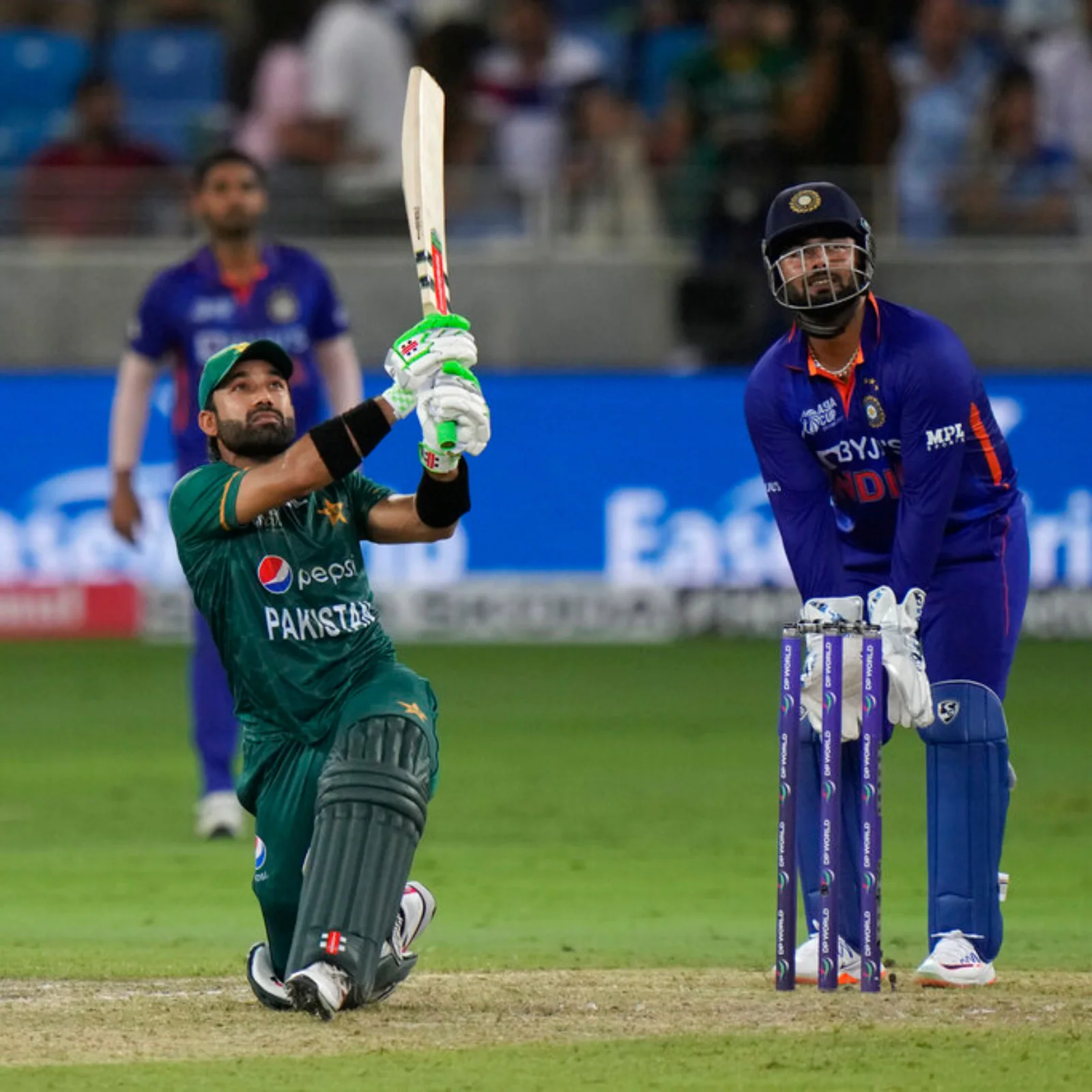 know what happened in pakistan dressing room during the last overs of india-pakistan match