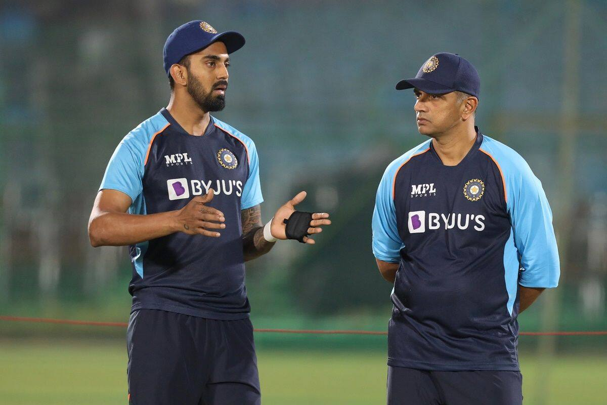 Video of Rahul Dravid, Rohit Sharma and KL Rahul signing autographs for Pakistani fans gone viral on social media.